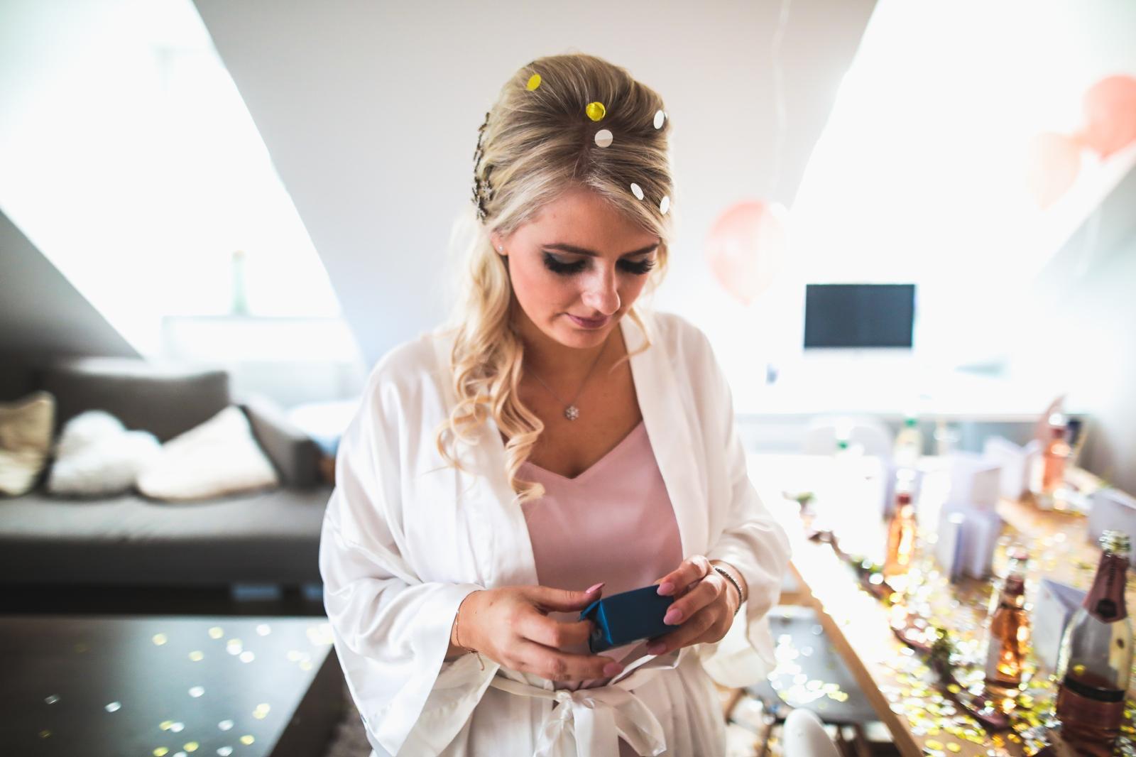 Braut beim Styling